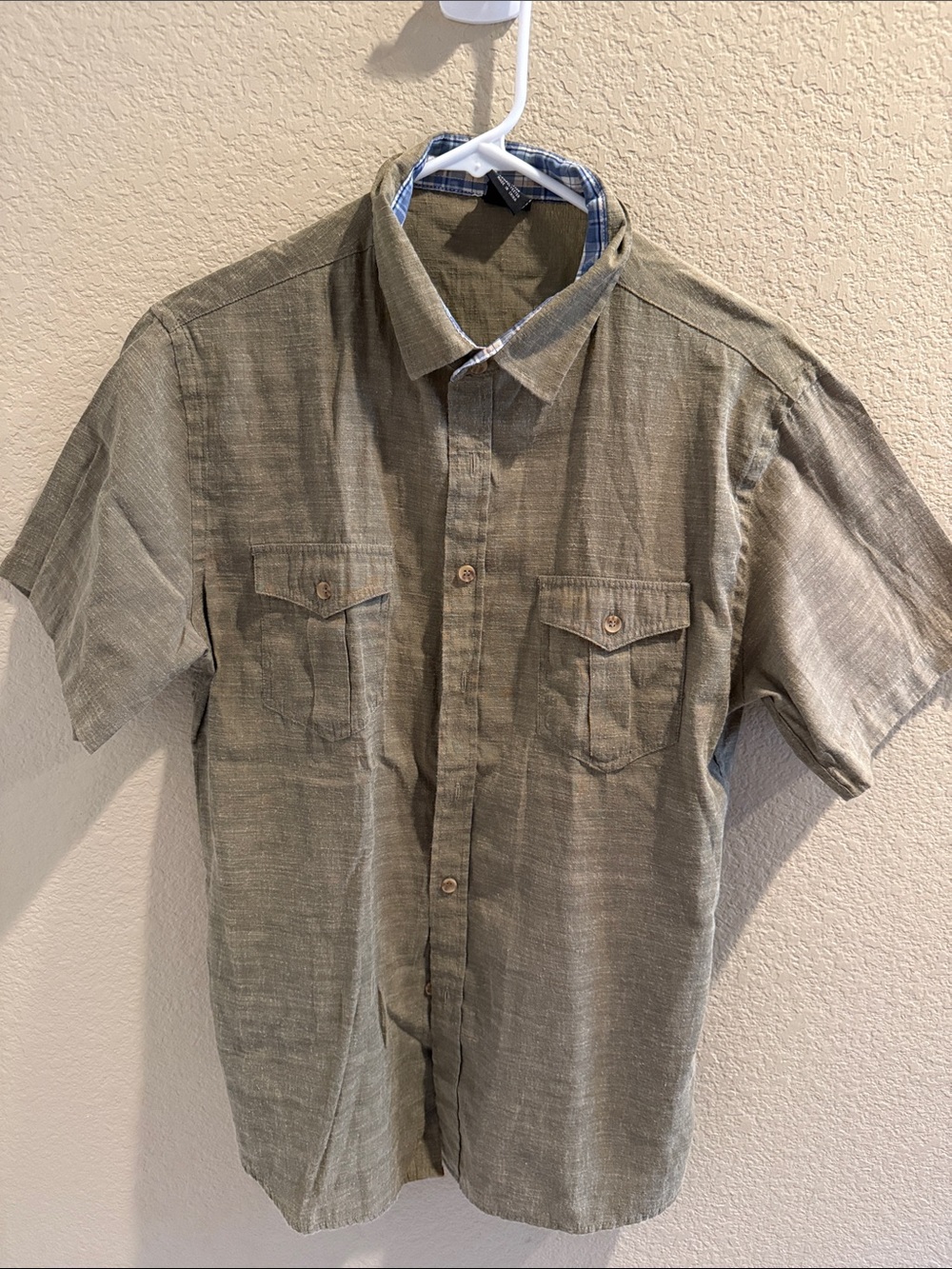 Men's Casual Short-Sleeve Button-Down Shirt in Olive Green